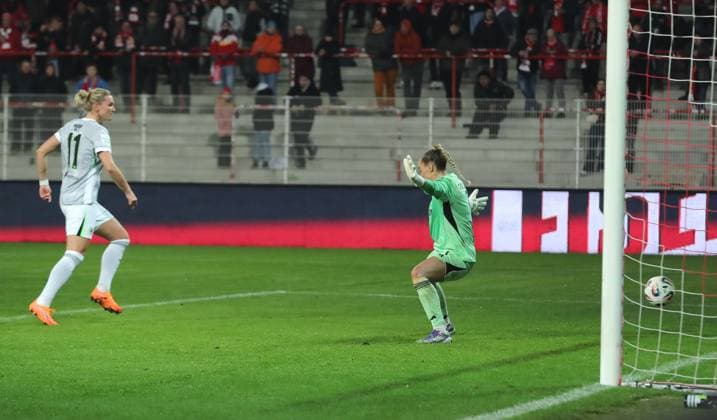 Alexandra Popp scores the goal for 1 2 against goalkeeper Cara Bösl duel Match scene Action Sport Football Soccer Women Womens Bundesliga 9 Matchday Season 2025 2026 04 11 2025 1 FC Union Berlin vs VfL Wolfsburg WOB DFL regulations prohibit any use of photographs as image sequences and or quasi video