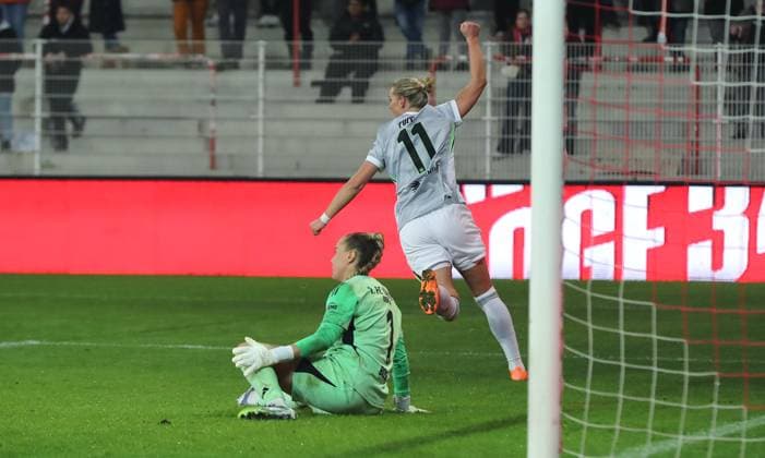 Alexandra Popp cheers after 1 2 joy emotion jubilation sport soccer soccer women women Bundesliga 9 matchday season 2025 2026 04 11 2025 1 FC Union Berlin vs VfL Wolfsburg WOB DFL regulations prohibit any use of photographs as image sequences and or quasi video