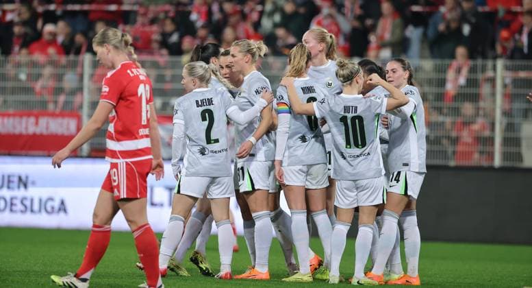 Alexandra Popp Nr 11 cheers after 1 2 with teammates Joy Emotion Cheering Sport Football Soccer Women Womens Bundesliga 9 Matchday Season 2025 2026 04 11 2025 1 FC Union Berlin vs VfL Wolfsburg WOB DFL regulations prohibit any use of photographs as image sequences and or quasi video