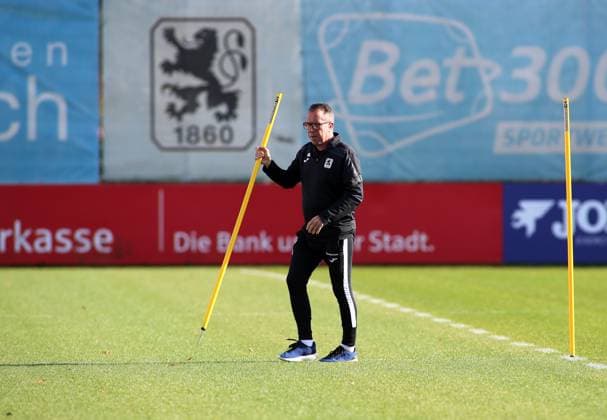 Football, Men, 3 Liga, Season 2025 2026, TSV 1860 Munich, Training Markus Kauczinski, Coach TSV 1860 Munich sets up the training parkour, here with a pole in his hand