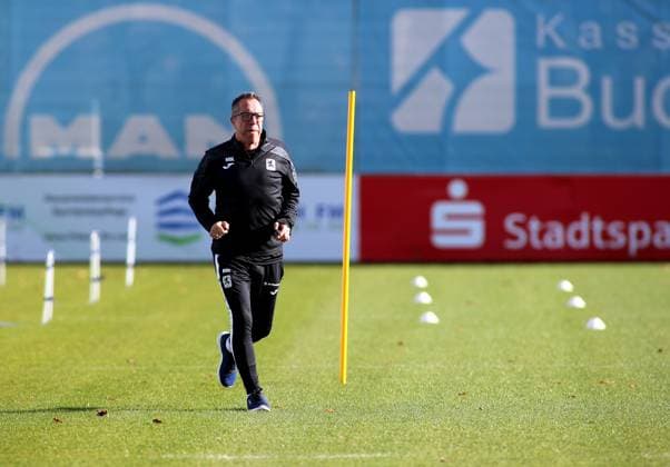 Football, Men, 3 Liga, Season 2025 2026, TSV 1860 Munich, Training Markus Kauczinski, Coach TSV 1860 Munich walks across the training ground