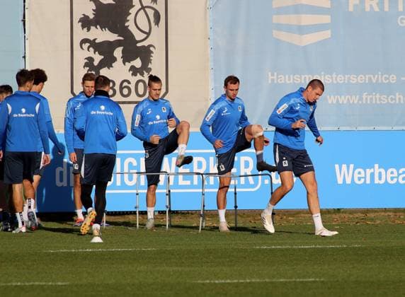 Football, Men, 3 Liga, Season 2025 2026, TSV 1860 Munich, Training The team warming up here with Sigurd Haugen TSV 1860 Munich , Kilian Jakob TSV 1860 Munich , Max Reinthaler TSV 1860 Munich f l n r hurdles