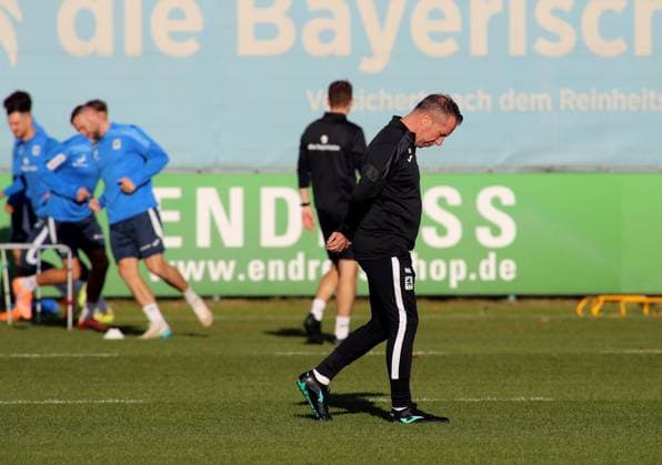 Football, Men, 3 Liga, Season 2025 2026, TSV 1860 Munich, Training Markus Kauczinski, Coach TSV 1860 Munich walks across the training ground looking down