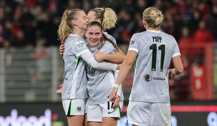 Janina Minge, Smilla Vallotto Nr 14 cheers after 1 3, Lena Lattwein, Alexandra Popp joy emotion jubilation sport soccer soccer women women Bundesliga 9 matchday season 2025 2026 04 11 2025 1 FC Union Berlin vs VfL Wolfsburg WOB DFL regulations prohibit any use of photographs as image sequences and or quasi video