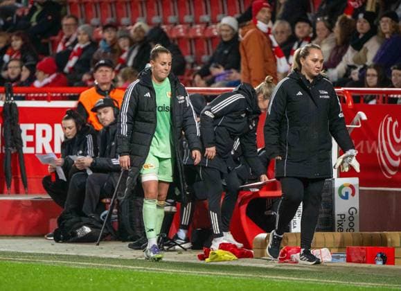 Soccer, Women, Season 2025 2026, Google Pixel Women Bundesliga 9 Matchday , 1 FC Union Berlin VfL Wolfsburg, v l Goalkeeper Cara Bösl 1 FC Union had to be substituted due to injury, 04 11 2025, Copyright: xMatthiasxKochx