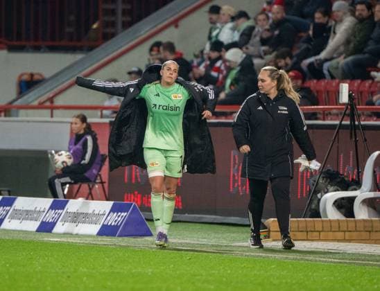 Soccer, Women, Season 2025 2026, Google Pixel Women Bundesliga 9 Matchday , 1 FC Union Berlin VfL Wolfsburg, v l Goalkeeper Cara Bösl 1 FC Union had to be substituted due to injury, 04 11 2025, Copyright: xMatthiasxKochx