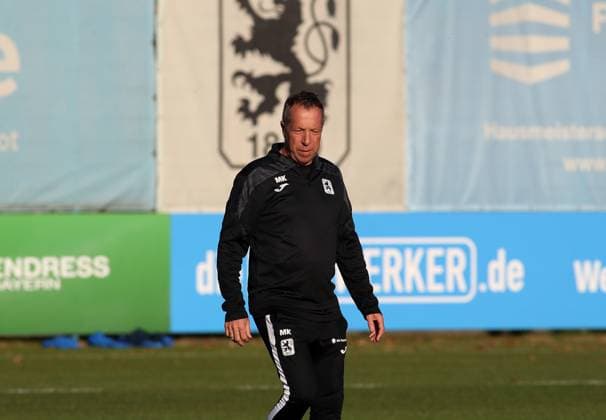 Football, Men, 3 Liga, Season 2025 2026, TSV 1860 Munich, Training Markus Kauczinski, Coach TSV 1860 Munich with the logo in the background