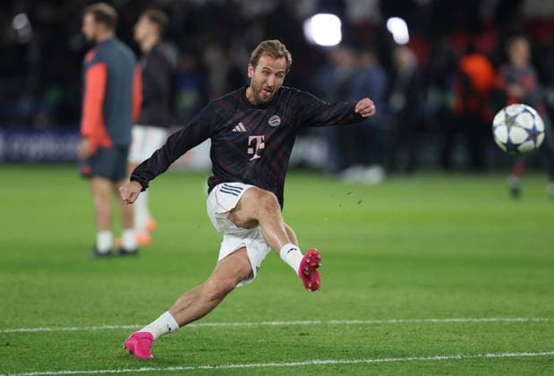 . - Paris Saint Germain v FC Bayern Munich, MD4, UEFA Champions League, League Phase, Parc Des Princes Stadium, Paris, France. - 4th November 2025. (C) Daniel Weir Crystal Pix Harry Kane of Bayern Munich warms up ahead of kick off. - Paris Saint Germain v FC Bayern Munich, MD4, UEFA Champions League, League Phase, Parc Des Princes Stadium, Paris, France. - 4th November 2025. (C) Daniel Weir Crystal Pix Paris Parc Des Princes Stadium France Copyright: xDanielxWeirx CP_PSG_Bayern_Munich_041125_DW_16