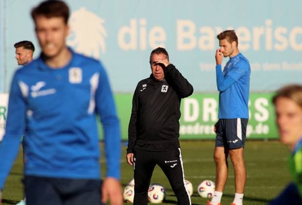 Football, Men, 3 Liga, Season 2025 2026, TSV 1860 Munich, Training Markus Kauczinski, Coach TSV 1860 Munich looks out, Hand over eyes, Sun dazzles