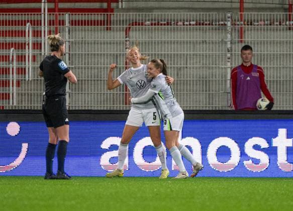 Soccer, Women, Season 2025 2026, Google Pixel Women Bundesliga 9 Matchday , 1 FC Union Berlin VfL Wolfsburg, v l Ella Peddemors Wolfsburg , Janou Levels Wolfsburg , Cheering after goal to 1 4, 04 11 2025, Copyright: xMatthiasxKochx