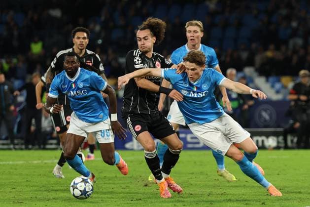 Scott McTominay, Frankfurt s Arthur Theate during the UEFA Champions League football match between Napoli vs Eintracht - Champions League 2025 2026 - Diego Armando Maradona stadium November 04, 2025 Naples, Italy soccer  Copyright: xAlessandroxGarofalo LaPressex
