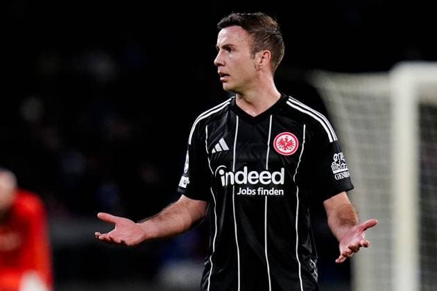 SSC Napoli v Eintracht Frankfurt - UEFA Champions League 2025 26 League Phase MD4 Mario Gotze of Eintracht Frankfurt reacts during the UEFA Champions League 2025 26 League Phase MD4 match between SSC Napoli and Eintracht Frankfurt at Stadio Diego Armando Maradona on November 4, 2025 in Neaples, Italy. Neaples Stadio Diego Armando Maradona Campania Italy Copyright: xGiuseppexMaffiax 251104_UCL_Napoli-EintrachtFrankfurt_GM_0136