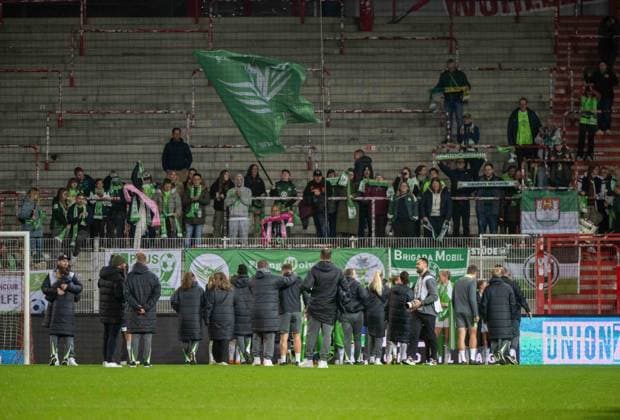 Soccer, Women, Season 2025 2026, Google Pixel Women Bundesliga 9 Matchday , 1 FC Union Berlin VfL Wolfsburg, Fans and players of Wolfsburg cheer after the final whistle, 04 11 2025, Copyright: xMatthiasxKochx