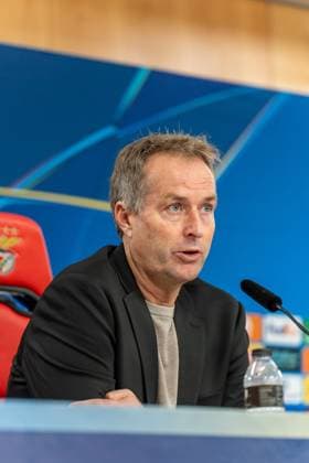 Kasper Hjulmand Bayer Leverkusen, Coach , Press conference, Mediaday, Interview, POR, Benfica Lisbon vs Bayer 04 Leverkusen, Football, UEFA Champions League, Matchday 4, Media day, 2025 2026 season, 04 11 2025, POR, Benfica Lisbon vs Bayer 04 Leverkusen, Football, UEFA Champions League, Matchday 4, Media day, 2025 2026 season, 04 11 2025, Lisbon Copyright: xEibner-Pressefoto EdwardxCheungx EP_ECG