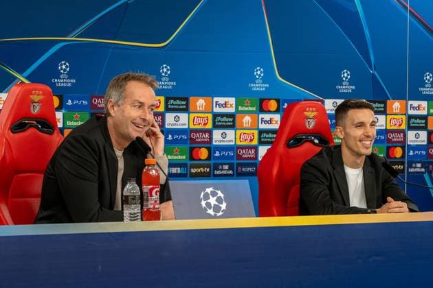 Kasper Hjulmand Bayer Leverkusen, Coach with Alejandro Grimaldo Bayer Leverkusen, 20 , Press conference, Mediaday, Interview, POR, Benfica Lisbon vs Bayer 04 Leverkusen, Football, UEFA Champions League, Matchday 4, Media day, 2025 2026 season, 04 11 2025, POR, Benfica Lisbon vs Bayer 04 Leverkusen, Football, UEFA Champions League, Matchday 4, Media day, 2025 2026 season, 04 11 2025, Lisbon Copyright: xEibner-Pressefoto EdwardxCheungx EP_ECG