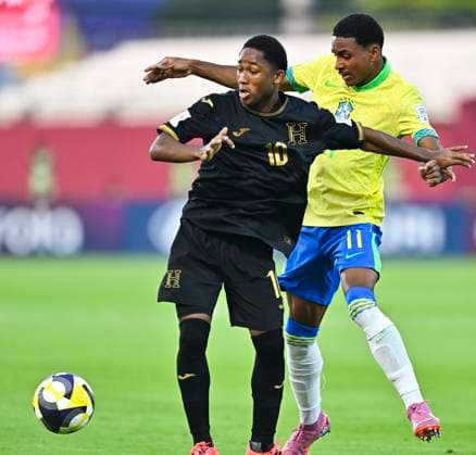 Brazil v Honduras : Group H - FIFA U-17 World Cup Qatar 2025 KAYKE (R) of Brazil and Mike ARANA of Honduras in action during the FIFA U-17 World Cup Qatar 2025 Group H match between Brazil and Honduras in Doha, Qatar, on November 4, 2025 DOHA Qatar Copyright: xNOUSHADx