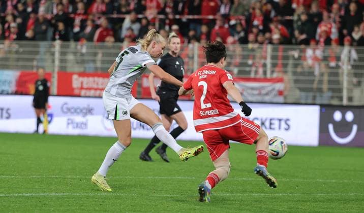 Ella Peddemors scores the goal to make it 1 4, Tomke Schneider duel Match scene Action Sport Football Soccer Women Womens Bundesliga 9 Matchday Season 2025 2026 04 11 2025 1 FC Union Berlin vs VfL Wolfsburg WOB DFL regulations prohibit any use of photographs as image sequences and or quasi video