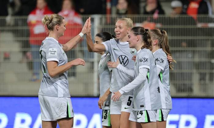 2 v l Ella Peddemors celebrates after 1 4 with teammates Joy Emotion Cheers Sport Football Soccer Women Womens Bundesliga 9 Matchday Season 2025 2026 04 11 2025 1 FC Union Berlin vs VfL Wolfsburg WOB DFL regulations prohibit any use of photographs as image sequences and or quasi video