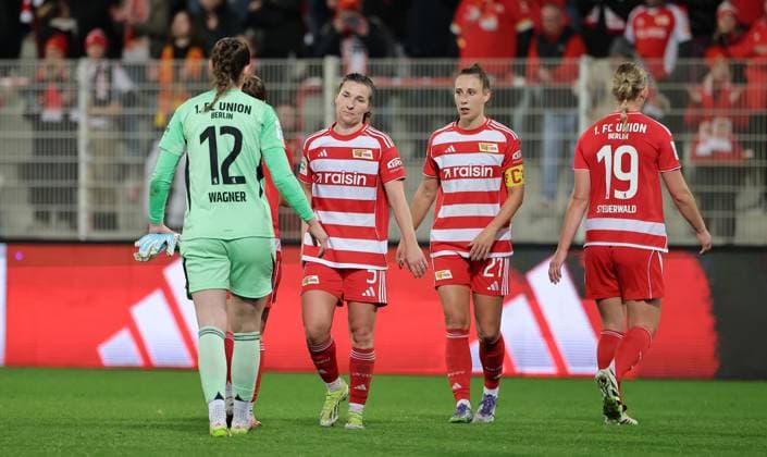 Goalkeeper Melanie Wagner, Katja Orschmann, Anna Weiß, Samantha Steuerwald disappointed after the end of the game Disappointment Sport Football Soccer Women Womens Bundesliga 9 Matchday Season 2025 2026 04 11 2025 1 FC Union Berlin vs VfL Wolfsburg WOB DFL regulations prohibit any use of photographs as image sequences and or quasi video