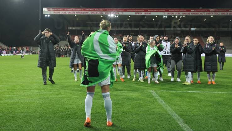 in front Alexandra Popp, Wolfsburg team celebrates victory in front of the fans Sport Football Soccer Women Womens Bundesliga 9 Matchday Season 2025 2026 04 11 2025 1 FC Union Berlin vs VfL Wolfsburg WOB DFL regulations prohibit any use of photographs as image sequences and or quasi video