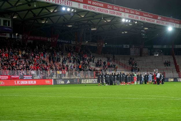 Soccer, Women, Season 2025 2026, Google Pixel Women Bundesliga 9 Matchday , 1 FC Union Berlin VfL Wolfsburg, Union players and fans after the final whistle, 04 11 2025, Copyright: xMatthiasxKochx