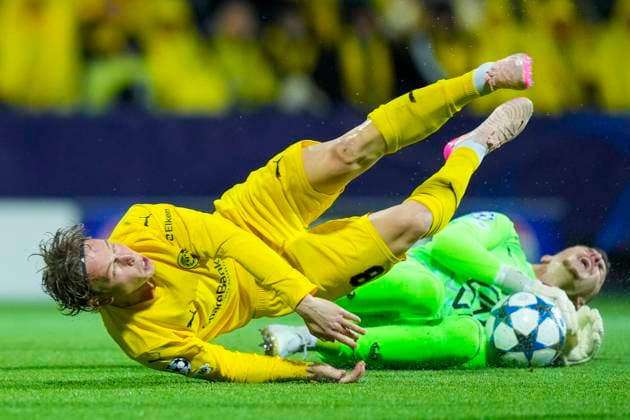 Football, Champions League 2025 2026 Bodo Glimt Monaco Bodo 20251104 Sondre Auklend and goalkeeper Philipp Köhn lie down during the Champions League football match between Bodo Glimt and Monaco at Aspmyra Stadium Photo Fredrik Varfjell NTB Bodo Norway EDITORIAL USE ONLY RESTRICTED USE FOR BETTING COMPANIES  Copyright: xFredrikxVarfjellx xNTBx