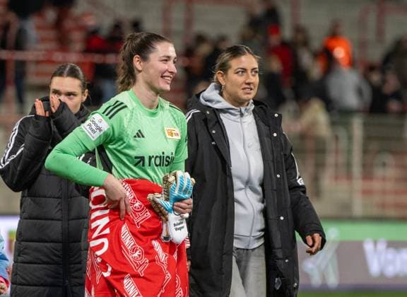 Soccer, Women, Season 2025 2026, Google Pixel Women Bundesliga 9 Matchday , 1 FC Union Berlin VfL Wolfsburg, f l Goalkeeper Melanie Wagner 1 FC Union , Marina Georgieva 1 FC Union after final whistle, 04 11 2025, Copyright: xMatthiasxKochx