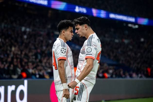 Luis Diaz FC Bayern Muenchen, 14 , Aleksandar Pavlovic FC Bayern Muenchen, 45 celebrating the goal for 0 1, GER, FC Bayern Muenchen vs Paris Saint Germain, Football, UEFA Champions League, League Phase, Matchday 4, 2025 2026 Season, 04 11 2025 GER, FC Bayern Muenchen vs Paris Saint Germain, Football, UEFA Champions League, League Phase, Matchday 4, 2025 2026 Season, 04 11 2025 Paris Copyright: xEibner-Pressefoto Memmlerx EP_MMR