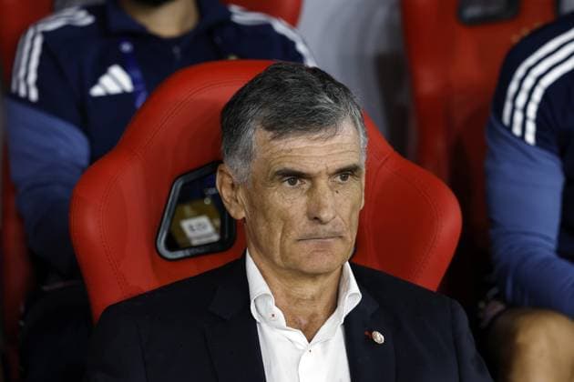PIRAEUS - Olympiacos FC coach Jose Luis Mendilibar during the UEFA Champions League match between Olympiacos FC and PSV Eindhoven at the Georgios Karaiskakis Stadium on November 4, 2025, in Piraeus, Greece. ANP MAURICE VAN STEEN UEFA Champions League Matchday 4 2025-2026 xVIxANPxSportx xxANPxIVx 541236455 originalFilename: 541236455.jpg