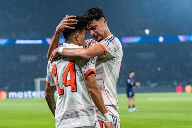 04 11 2025, Paris Saint Germain vs FC Bayern Munich, UEFA Champions League, 04 Matchday Goal for 0 1 by Luis Diaz FC Bayern Munich, 14 here celebrating with Aleksandar Pavlovic FC Bayern Munich, 45 Copyright: xBahhoxKarax