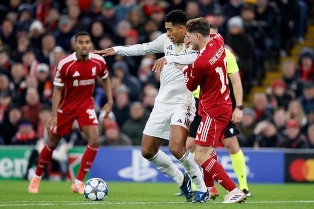Liverpool FC v Real Madrid C.F. - UEFA Champions League 2025 26 League Phase MD4 Jude Bellingham of Real Madrid CF and Alexis Mac Allister of Liverpool challenge during the UEFA Champions League 2025 26 League Phase MD4 match between Liverpool FC and Real Madrid C.F. at Anfield on November 4, 2025 in Liverpool, England. Liverpool Anfield England United Kingdom Copyright: xRichardxSellers Sportsphoto APLx 14140303