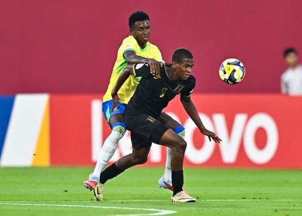 Brazil v Honduras : Group H - FIFA U-17 World Cup Qatar 2025 VITOR HUGO (L) of Brazil and David FLORES of Honduras in action during the FIFA U-17 World Cup Qatar 2025 Group H match between Brazil and Honduras in Doha, Qatar, on November 4, 2025 DOHA Qatar Copyright: xNOUSHADx
