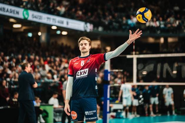 VBL SVG Lüneburg vs VfB Friedrichshafen 04 11 2025 Jackson Howe SVG Lüneburg, 6 takes the ball Volleyball Bundesliga, Matchday 5 SVG Lüneburg vs VfB Friedrichshafen on 04 11 2025 in the LKH Arena, Lüneburg Copyright: xBEAUTIFULxSPORTS Tonhäuserx