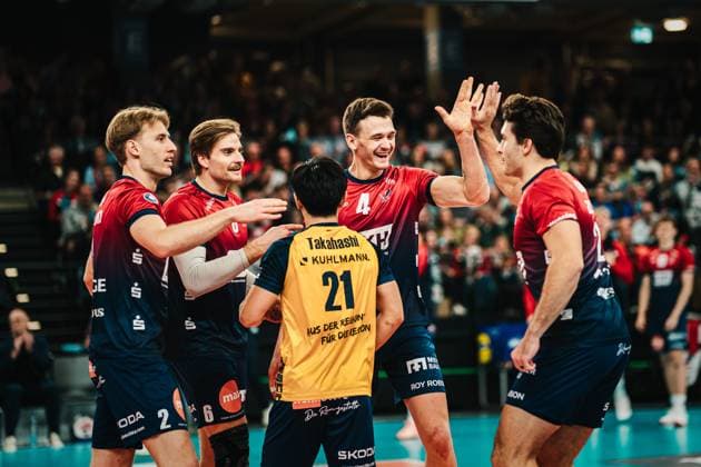 VBL SVG Lüneburg vs VfB Friedrichshafen 04 11 2025 Christopher Byam SVG Lüneburg, 4 claps with Ethan Champlin SVG Lüneburg, 20 Volleyball Bundesliga, Matchday 5 SVG Lüneburg vs VfB Friedrichshafen on 04 11 2025 at the LKH Arena, Lüneburg Copyright: xBEAUTIFULxSPORTS Tonhäuserx