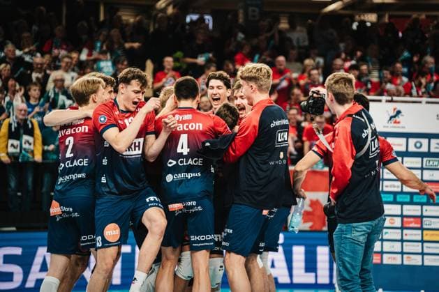 VBL SVG Lüneburg vs VfB Friedrichshafen 04 11 2025 SVG Lüneburg celebrates victory after the match Volleyball Bundesliga, Matchday 5 SVG Lüneburg vs VfB Friedrichshafen on 04 11 2025 at the LKH Arena, Lüneburg Copyright: xBEAUTIFULxSPORTS Tonhäuserx