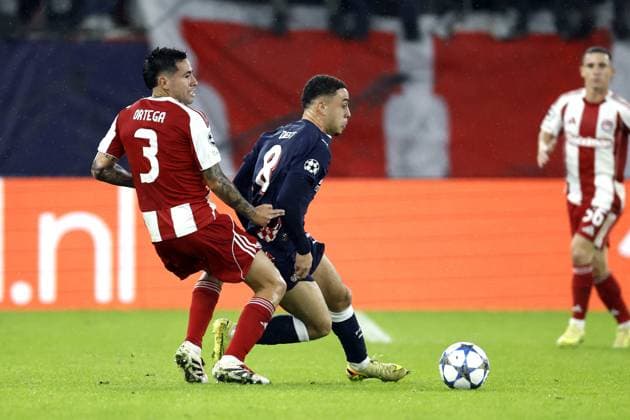 PIRAEUS - (L-R) Francisco Ortega of Olympiacos FC, Sergino Dest of PSV Eindhoven during the UEFA Champions League match between Olympiacos FC and PSV Eindhoven at the Georgios Karaiskakis Stadium on November 4, 2025, in Piraeus, Greece. ANP MAURICE VAN STEEN UEFA Champions League Matchday 4 2025-2026 xVIxANPxSportx xxANPxIVx 541236610 originalFilename: 541236610.jpg
