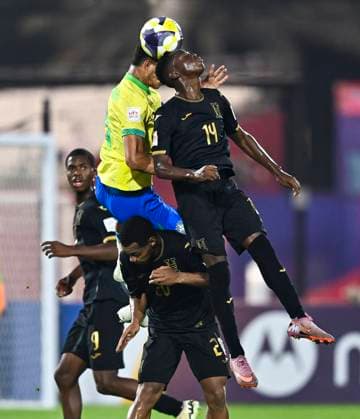 Brazil v Honduras : Group H - FIFA U-17 World Cup Qatar 2025 LUIS EDUARDO (L) of Brazil and Darell OLIVA of Honduras in action during the FIFA U-17 World Cup Qatar 2025 Group H match between Brazil and Honduras in Doha, Qatar, on November 4, 2025 DOHA Qatar Copyright: xNOUSHADx