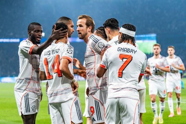 04 11 2025, Paris Saint Germain vs FC Bayern Munich, UEFA Champions League, 04 Matchday Goal for 0 1 by Luis Diaz FC Bayern Munich, 14 here celebrating with Dayot Upamecano FC Bayern Munich, 2 Harry Kane FC Bayern Munich, 9 Copyright: xBahhoxKarax