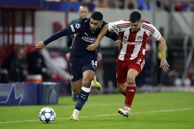 PIRAEUS - (L-R) Ismael Saibari of PSV Eindhoven, Lorenzo Pirola of Olympiacos FC during the UEFA Champions League match between Olympiacos FC and PSV Eindhoven at the Georgios Karaiskakis Stadium on November 4, 2025, in Piraeus, Greece. ANP MAURICE VAN STEEN UEFA Champions League Matchday 4 2025-2026 xVIxANPxSportx xxANPxIVx 541237002 originalFilename: 541237002.jpg