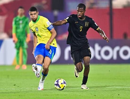 Brazil v Honduras : Group H - FIFA U-17 World Cup Qatar 2025 LUIS EDUARDO (L) of Brazil and David FLORES of Honduras in action during the FIFA U-17 World Cup Qatar 2025 Group H match between Brazil and Honduras in Doha, Qatar, on November 4, 2025 DOHA Qatar Copyright: xNOUSHADx