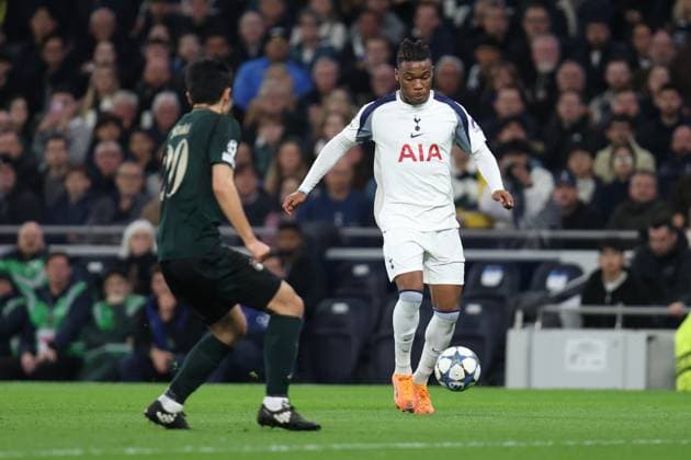 Destiny Udogie of Tottenham Hotspur receives pressure from Junnosuke Suzuki of Copenhagen during the UEFA Champions League match between Tottenham Hotspur and Copenhagen at Tottenham Hotspur Stadium in London, England (Photo by Alexander Canillas Sports Press Photo SPP) Copyright: xAlexanderxCanillas SPPx Sportspressphoto_SPR56734
