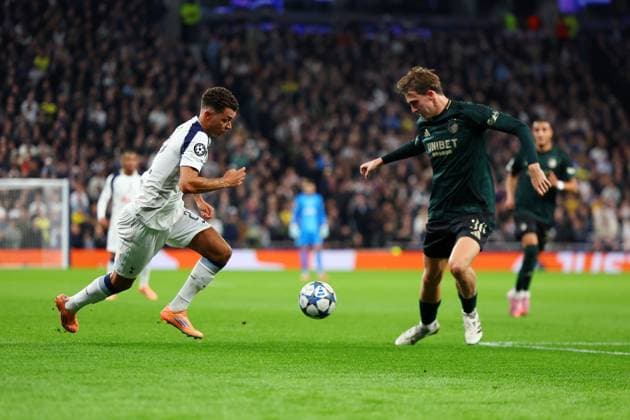 Tottenham Hotspur v Copenhagen, London, UK - 4 Nov 2025 Brennan Johnson of Tottenham Hotspur and William Clem of Copenhagen challenge for possession during the UEFA Champions League match between Tottenham Hotspur and Copenhagen at The Tottenham Hotspur Stadium, Tottenham, London on the 4 November 2025. Tottenham The Tottenham Hotspur Stadium London England Copyright: xJamesxWhitehead PPAUKx PPA-227377