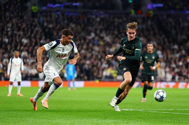 Tottenham Hotspur v Copenhagen, London, UK - 4 Nov 2025 Brennan Johnson of Tottenham Hotspur and William Clem of Copenhagen challenge for possession during the UEFA Champions League match between Tottenham Hotspur and Copenhagen at The Tottenham Hotspur Stadium, Tottenham, London on the 4 November 2025. Tottenham The Tottenham Hotspur Stadium London England Copyright: xJamesxWhitehead PPAUKx PPA-227378