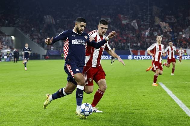 PIRAEUS - (L-R) Ismael Saibari of PSV Eindhoven, Francisco Ortega of Olympiacos FC during the UEFA Champions League match between Olympiacos FC and PSV Eindhoven at Georgios Karaiskakis Stadium on November 4, 2025 in Piraeus, Greece. ANP MAURICE VAN STEEN UEFA Champions League Matchday 4 2025-2026 xVIxANPxSportx xxANPxIVx 541238182 originalFilename: 541238182.jpg