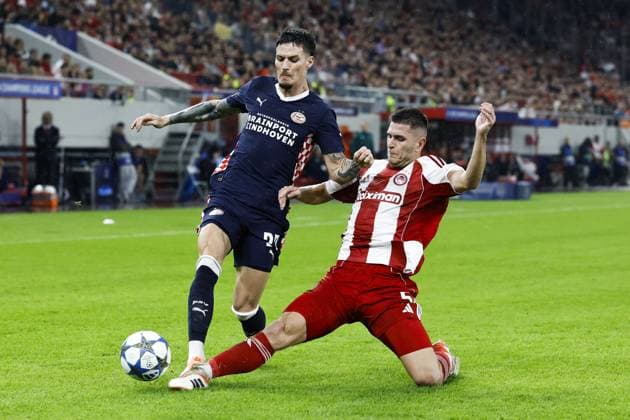 PIRAEUS - (L-R) Dennis Man of PSV Eindhoven, Lorenzo Pirola of Olympiacos FC during the UEFA Champions League match between Olympiacos FC and PSV Eindhoven at the Georgios Karaiskakis Stadium on November 4, 2025, in Piraeus, Greece. ANP MAURICE VAN STEEN UEFA Champions League Matchday 4 2025-2026 xVIxANPxSportx xxANPxIVx 541238283 originalFilename: 541238283.jpg