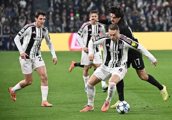 Juventus v Sporting Lisbon - UEFA Champions League TURIN, ITALY, NOVEMBER 4: Juventus Teun Koopmeiners (L) fight for the ball with Sporting Lisbon s forward Francisco Trincao during the League phase UEFA Champions League football match between Juventus and Sporting Lisbon at the Juventus Stadium in Turin, Italy, on November 4, 2025. Isabella Bonotto Anadolu Turin Italy. Editorial use only. Please get in touch for any other usage.  Copyright: x2025xAnadoluxIsabellaxBonottox