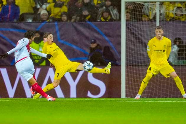 Football, Champions League 2025 2026 Bodo Glimt Monaco Bodo 20251104 Bodo Glimts Patrick Berg tries to stop the ball during the Champions League football match between Bodo Glimt and Monaco at Aspmyra Stadium Photo Fredrik Varfjell NTB Bodo Norway EDITORIAL USE ONLY RESTRICTED USE FOR BETTING COMPANIES  Copyright: xFredrikxVarfjellx xNTBx