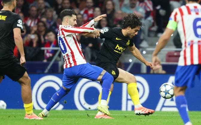 Atletico Madrid s Alex Baena, and Union s Kevin Mac Allister fight for the ball during a soccer game between Spanish soccer team Atletico Madrid and Belgian Royale Union Saint-Gilloise, Tuesday 04 November 2025 in Madrid, on the fourth day of the League phase of the UEFA Champions League tournament. VIRGINIExLEFOUR  x139018748x