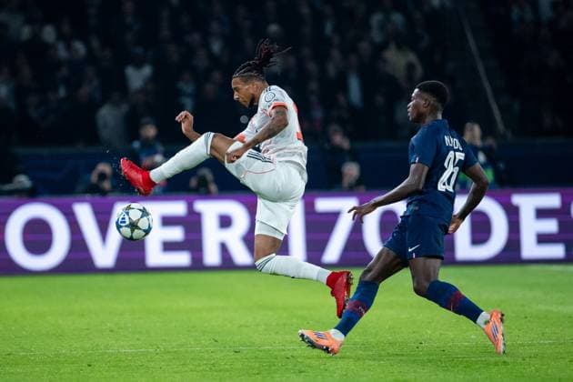 Michael Olise FC Bayern Muenchen, 17 in duel with Nuno Mendes Paris Saint Germain, 25 , GER, Paris Saint Germain vs FC Bayern Muenchen, Football, UEFA Champions League, League stage, Matchday 4, 2025 2026 season, 04 11 2025 GER, Paris Saint Germain vs FC Bayern Muenchen, Football, UEFA Champions League, League stage, Matchday 4, 2025 2026 season, 04 11 2025 Paris Copyright: xEibner-Pressefoto Memmlerx EP_MMR