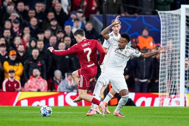 November 4, 2025, Liverpool, Liverpool, England: Florian Wirtz of Liverpool FC and Eder Militao of Real Madrid CF compete for the ball during the UEFA Champions League 2025 26 League Phase MD4 match between Liverpool FC and Real Madrid CF at Anfield on November 04, 2025 in Liverpool, England. Liverpool England - ZUMAa181 20251104_zaa_a181_060 Copyright: xDennisxAgyemanx